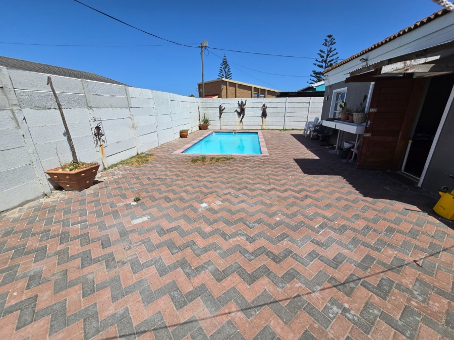 4 Bedroom Property for Sale in Wavecrest Western Cape
